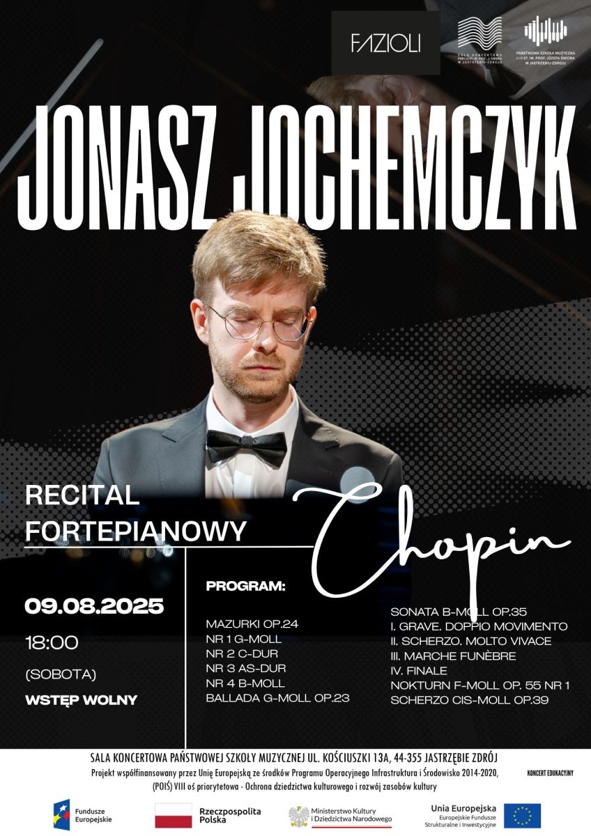 lakat promuje recital fortepianowy Jonasza Jochemczyka, poświęcony twórczości Fryderyka Chopina. Na środku plakatu znajduje się zdjęcie pianisty – młodego mężczyzny w garniturze i muszce, grającego z zamkniętymi oczami, skupionego. W tle widoczne graficzne przetworzenia jego portretu i klawiatury fortepianu. U góry dużymi białymi literami: „Jonasz Jochemczyk” Poniżej, eleganckim pismem odręcznym: „Chopin” Na dole plakatu znajduje się informacja o miejscu wydarzenia: Sala Koncertowa Państwowej Szkoły Muzycznej, ul. Kościuszki 13A, 44-355 Jastrzębie-Zdrój. W stopce umieszczono logotypy instytucji wspierających: Fundusze Europejskie, Rzeczpospolita Polska, Ministerstwo Kultury i Dziedzictwa Narodowego oraz Unia Europejska. Dopisek: „Projekt współfinansowany przez Unię Europejską ze środków Programu Operacyjnego Infrastruktura i Środowisko 2014–2020” oraz informacja: „Koncert edukacyjny”.