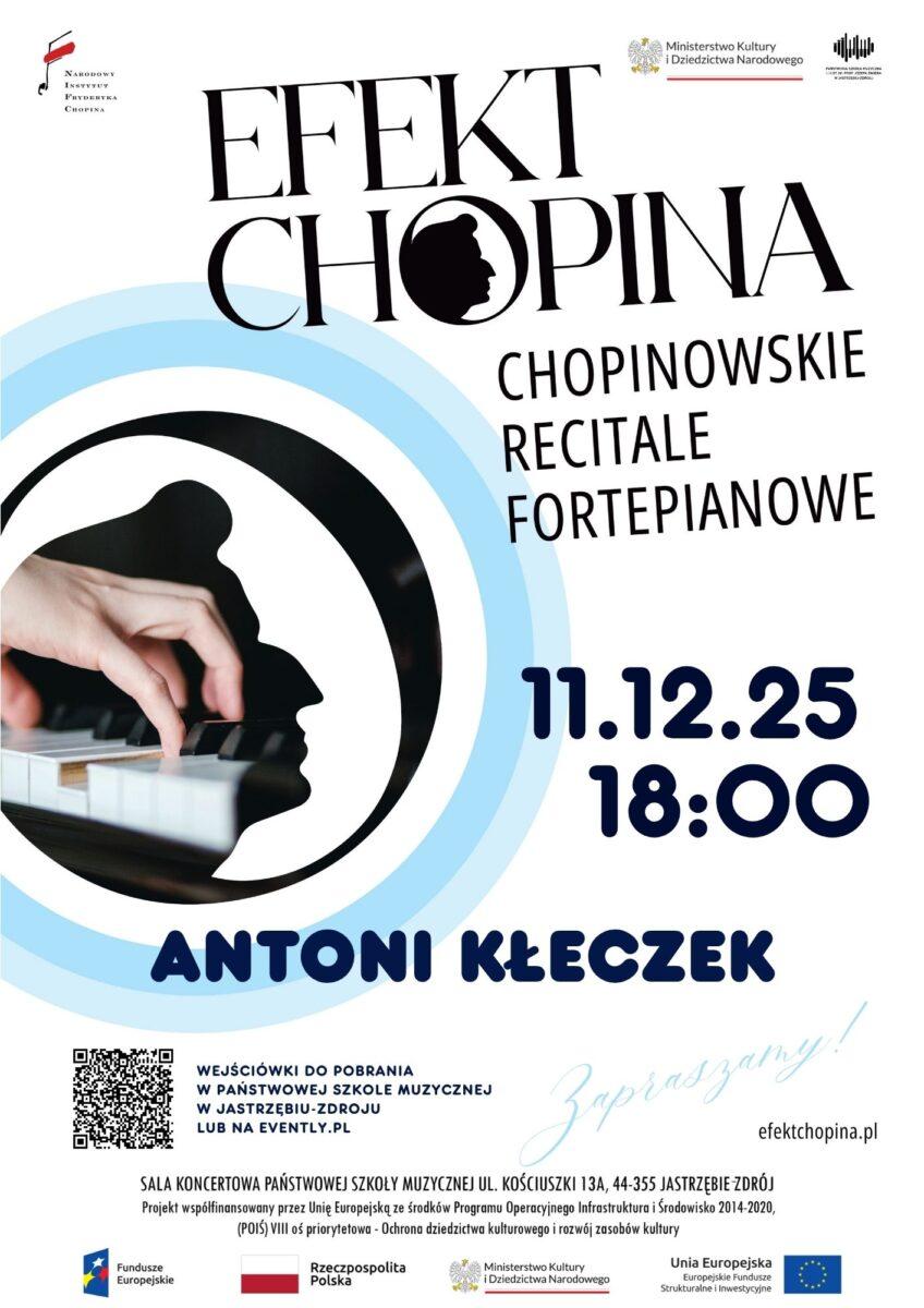 Plakat promujący wydarzenie „Efekt Chopina – Chopinowskie recitale fortepianowe”. W centralnej części widoczny jest czarno-biały profil Fryderyka Chopina wpisany w okrąg z niebieskimi pierścieniami, w którym znajduje się zdjęcie dłoni grających na klawiaturze fortepianu. Tekst plakatu informuje: „EFEKT CHOPINA – Chopinowskie recitale fortepianowe” 23.11.2025, godz. 18:00 Bartosz Skłodowski Wejściówki dostępne w Państwowej Szkole Muzycznej w Jastrzębiu-Zdroju oraz na evently.pl. Na dole znajduje się informacja o miejscu wydarzenia: Sala koncertowa Państwowej Szkoły Muzycznej, ul. Kościuszki 13A, Jastrzębie-Zdrój. Wskazano, że projekt jest współfinansowany ze środków Unii Europejskiej w ramach Programu Operacyjnego Infrastruktura i Środowisko 2014–2020. Na plakacie znajdują się logotypy: Narodowego Instytutu Fryderyka Chopina, Ministerstwa Kultury i Dziedzictwa Narodowego, Funduszy Europejskich, Rzeczpospolitej Polskiej oraz Unii Europejskiej. Na dole umieszczono napis: „Zapraszamy!” i adres strony internetowej: efektchopina.pl